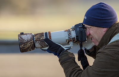 En fotograf med ett Canon zoom-objektiv.